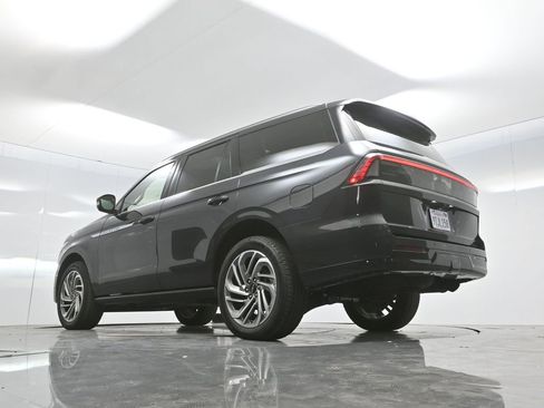Used 2025 Lincoln Navigator Reserve image 58