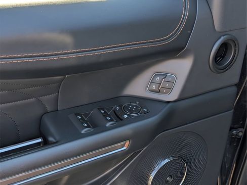 Used 2023 Ford Expedition Platinum image 18