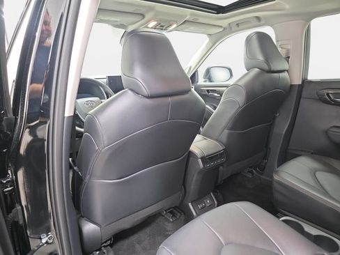 Certified 2025 Toyota Highlander Limited AWD/4WD image 10