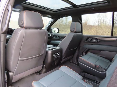 Certified 2025 GMC Yukon AT4 w/ AT4 Premium Package AWD/4WD image 29
