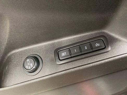 Used 2018 Chevrolet Equinox Premier FWD image 29