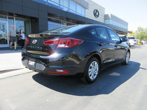 Used 2019 Hyundai Elantra SE w/ Cargo Package FWD image 9