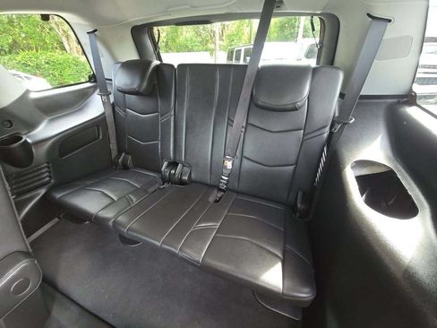 Used 2019 Cadillac Escalade Luxury RWD image 5