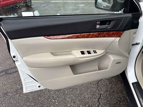 Used 2010 Subaru Outback 2.5i Limited image 10
