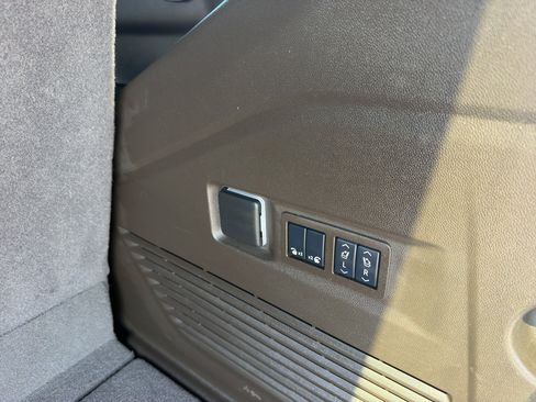 Used 2025 GMC Yukon Elevation AWD/4WD image 11