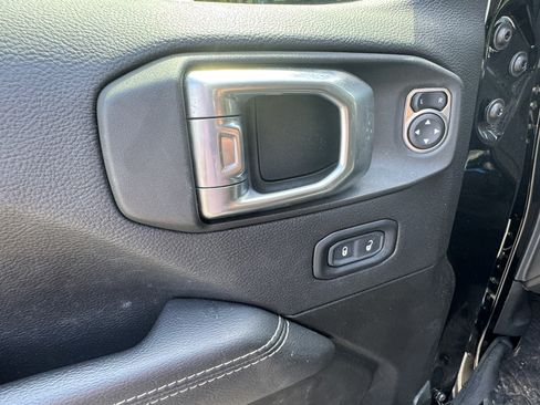 Used 2023 Jeep Wrangler Unlimited Sahara w/ Cold Weather Group AWD/4WD image 10