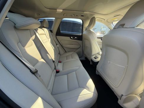 Used 2021 Volvo XC60 T5 Momentum w/ Premium Package image 15