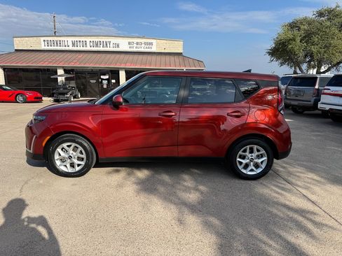 Used 2023 Kia Soul LX w/ LX Technology Package FWD image 4