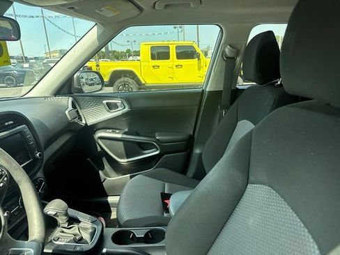 Used 2023 Kia Soul LX FWD image 8