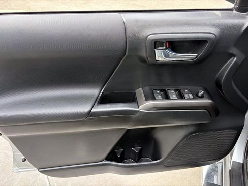 Used 2022 Toyota Tacoma TRD Sport image 11