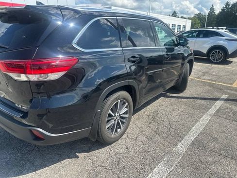 Used 2017 Toyota Highlander AWD V6 image 3