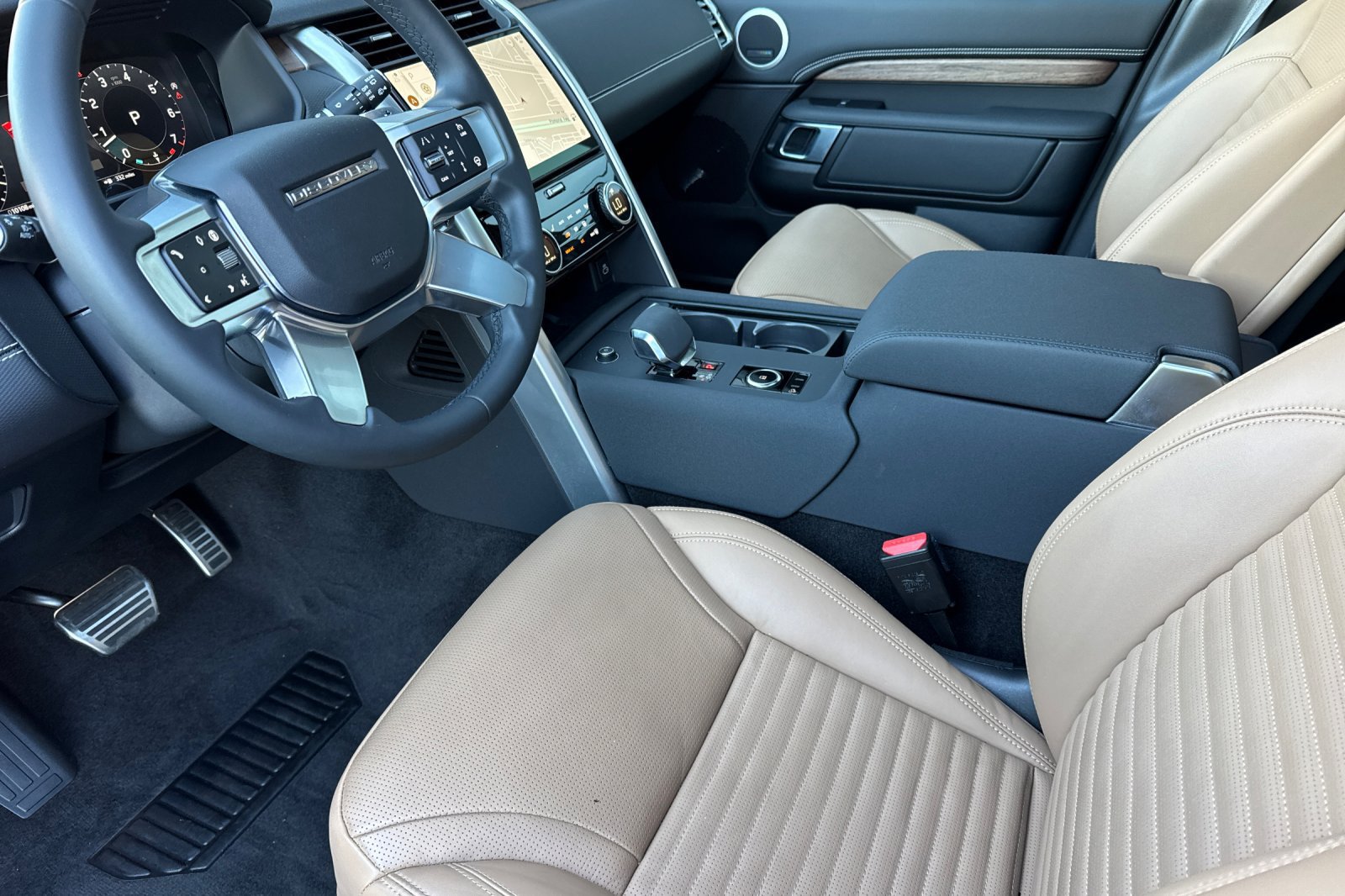 Certified 2025 Land Rover Discovery Dynamic SE AWD/4WD image 9