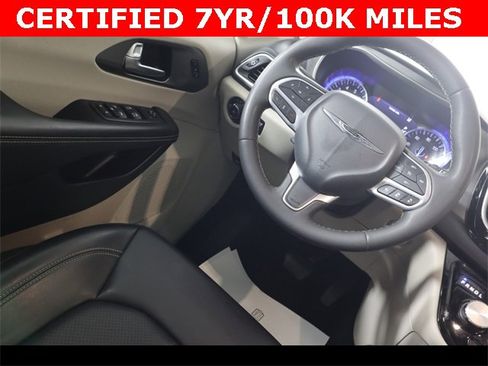 Used 2023 Chrysler Pacifica Touring-L image 16