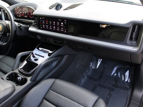 Certified 2025 Porsche Cayenne image 31