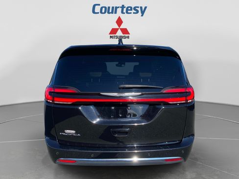 Used 2025 Chrysler Pacifica Select FWD image 4
