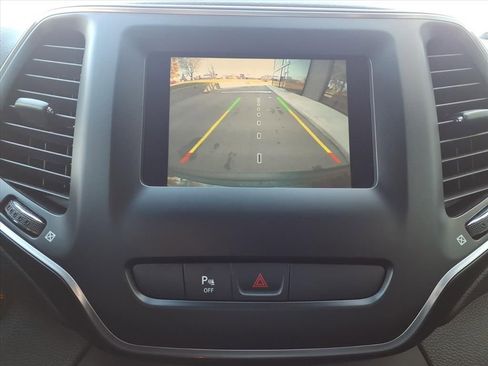 Used 2019 Jeep Cherokee Latitude Plus w/ Comfort/Convenience Group image 21