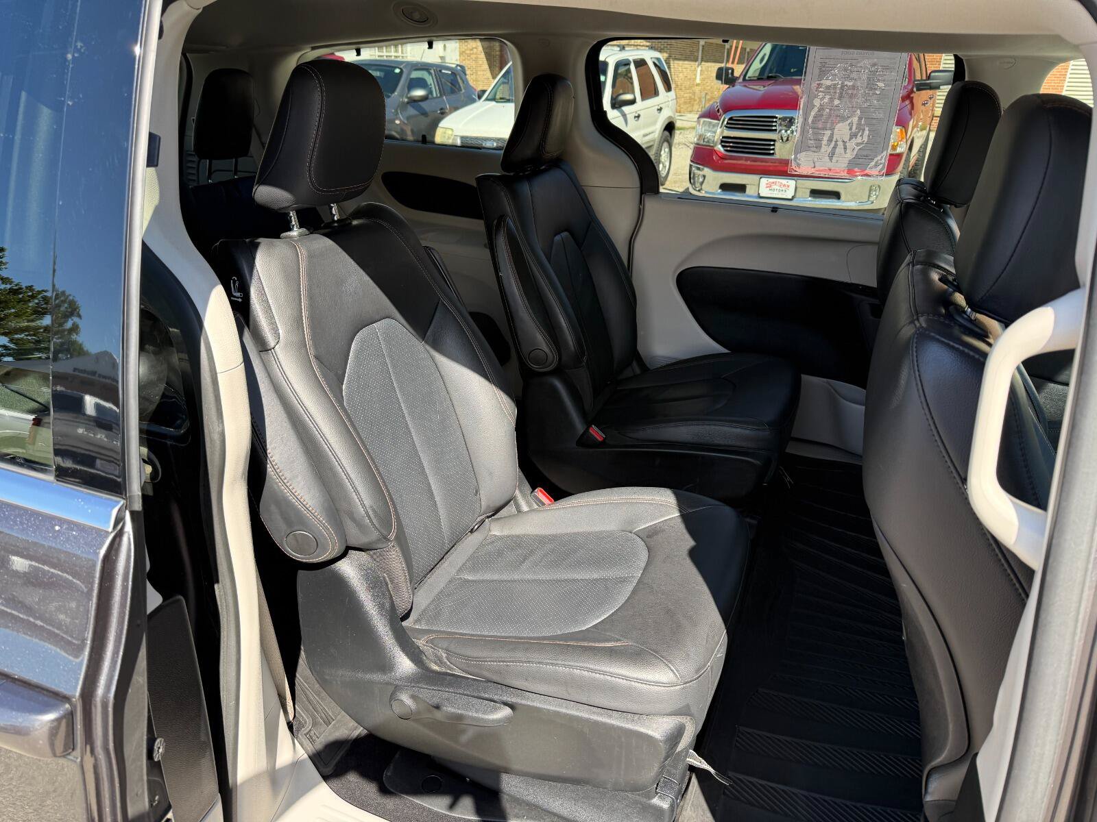 Used 2020 Chrysler Pacifica Touring-L w/ Premium Audio Group FWD image 15