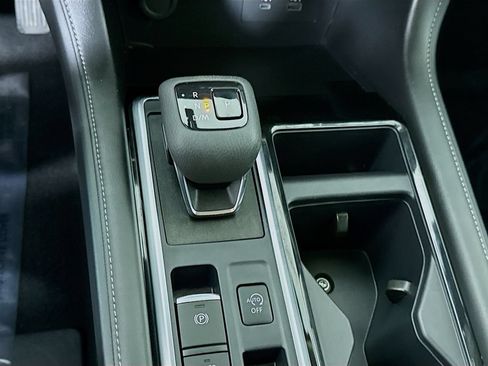 Certified 2024 Nissan Pathfinder SV w/ Black Appearance Package FWD image 10