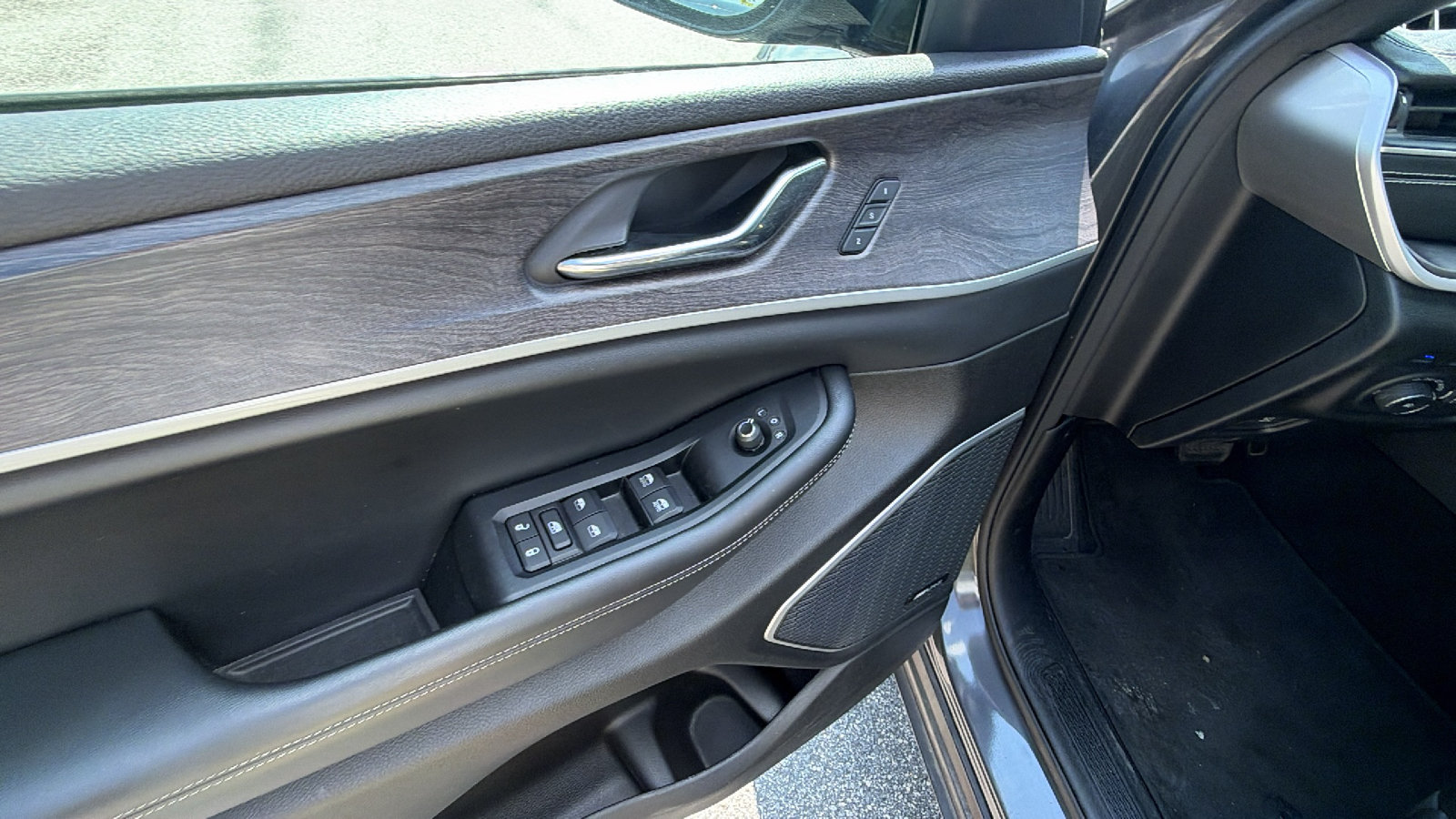 Used 2024 Jeep Grand Cherokee Limited 4xe AWD/4WD image 16