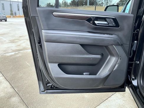 Used 2025 Chevrolet Suburban Z71 AWD/4WD image 22