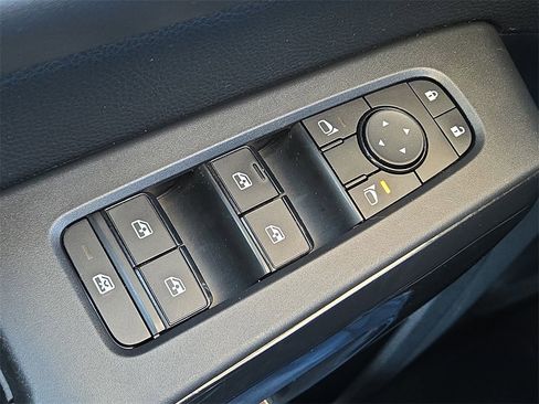 Used 2023 Nissan Pathfinder S image 24