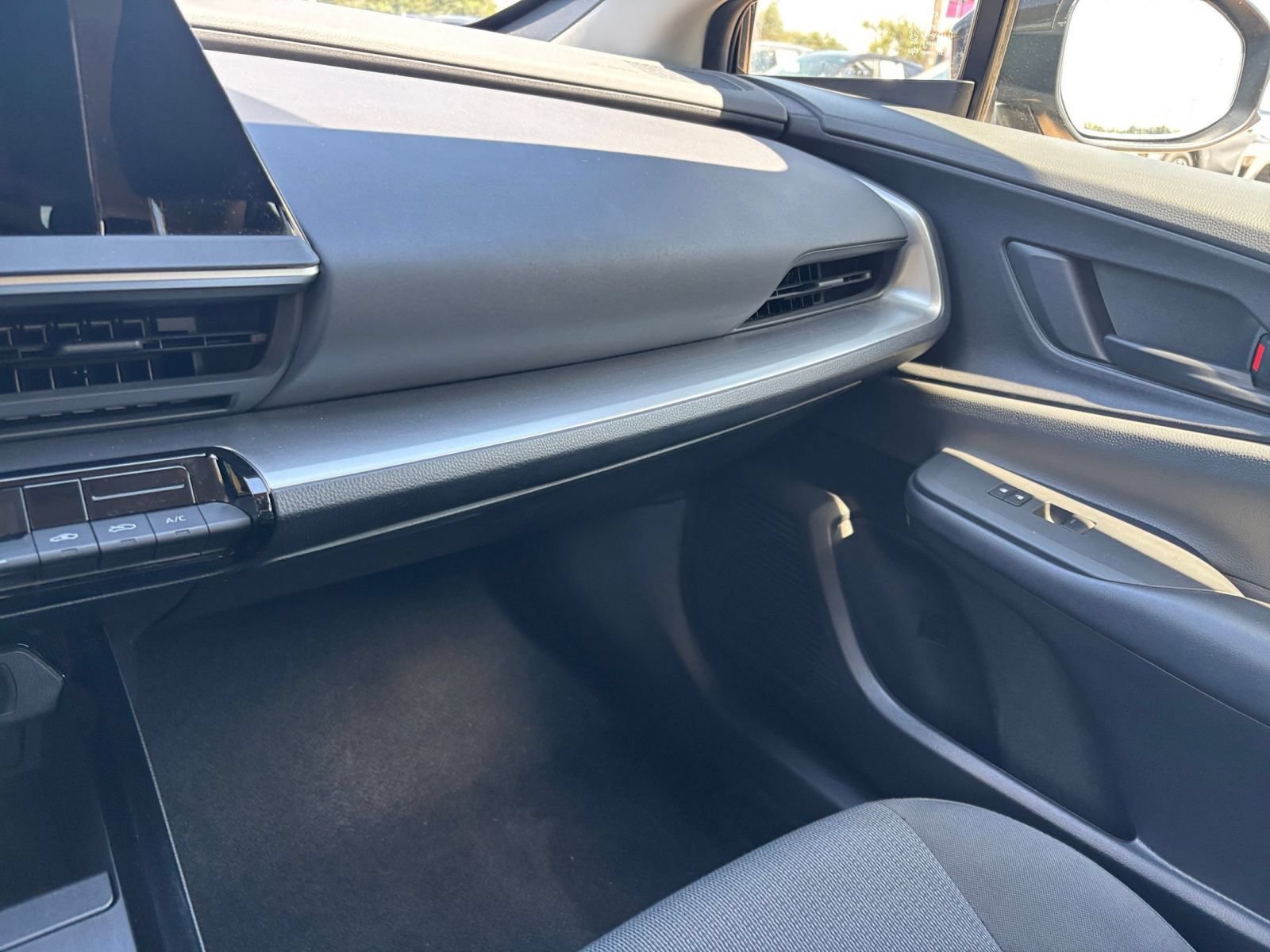 Used 2024 Toyota Prius LE FWD image 32