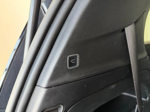 Used 2018 Chrysler Pacifica Touring-L w/ Premium Audio Group FWD image 34