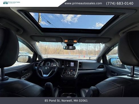 Used 2019 Toyota Sienna SE w/ SE Preferred Package image 16