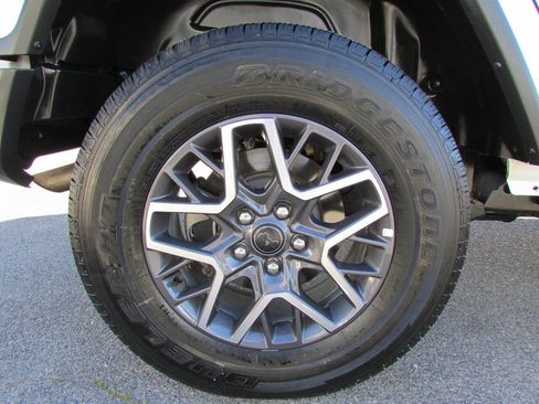 Used 2025 Jeep Wrangler Unlimited Sahara image 13