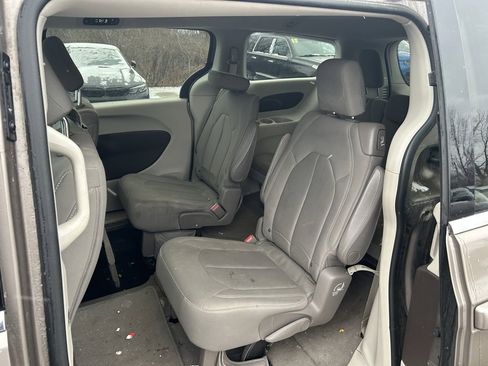 Used 2017 Chrysler Pacifica Touring image 26
