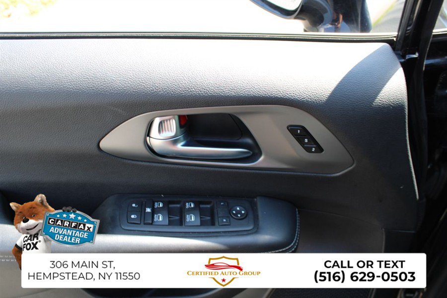 Used 2025 Chrysler Pacifica Select FWD image 12