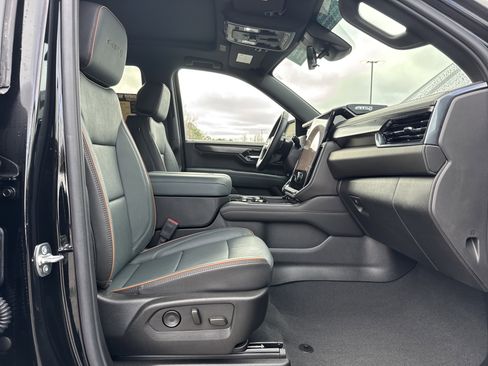 Used 2025 GMC Yukon AT4 w/ AT4 Premium Package image 32