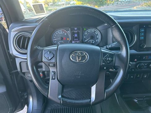 Used 2016 Toyota Tacoma TRD Off-Road w/ Premium & Technology Package AWD/4WD image 11