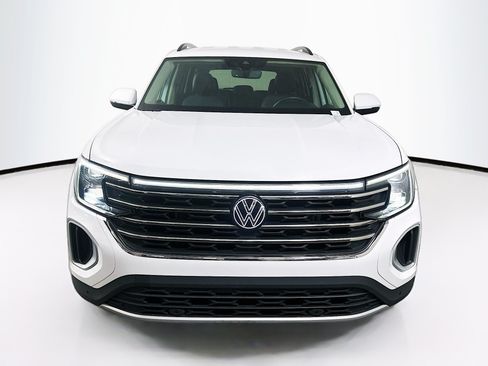 Used 2024 Volkswagen Atlas SE w/ Black Wheel Package FWD image 2