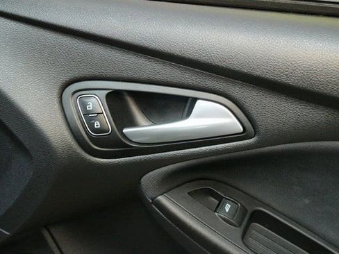 Used 2018 Ford Focus SE image 9