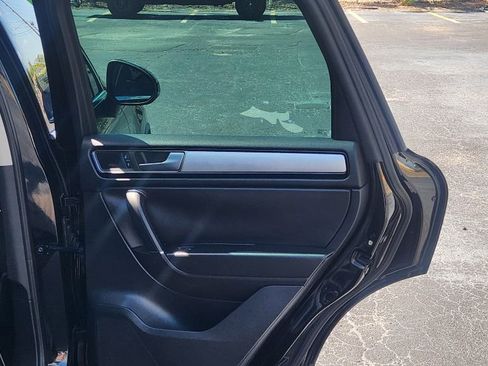 Used 2015 Volkswagen Touareg Sport image 13