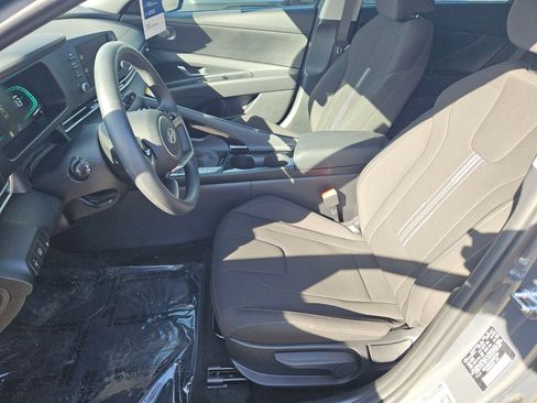 Used 2025 Hyundai Elantra Blue image 16