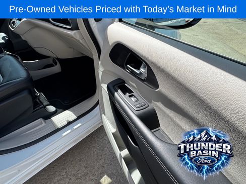 Used 2024 Chrysler Pacifica Touring-L FWD image 28