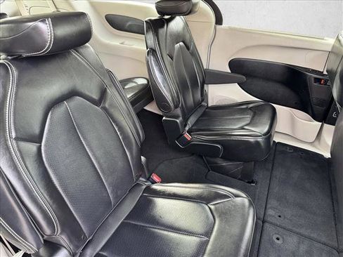 Used 2024 Chrysler Pacifica Touring-L image 19