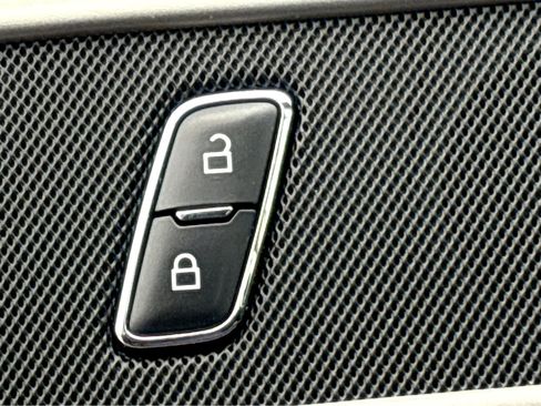 Used 2020 Ford Explorer XLT w/ Comfort Package image 33