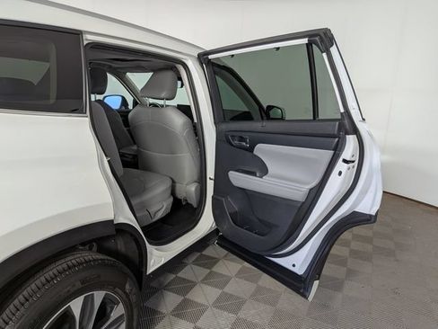 Used 2023 Toyota Highlander XLE AWD/4WD image 36