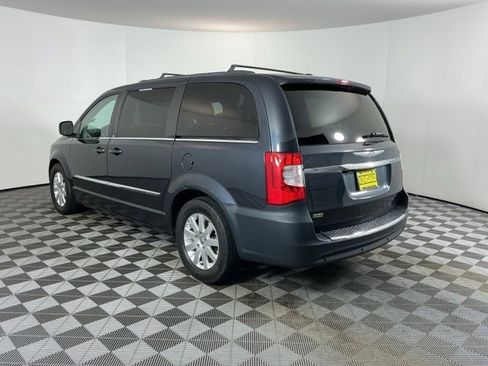 Used 2013 Chrysler Town & Country Touring image 7