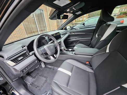 Used 2025 Toyota Camry SE w/ Multimedia Upgrade Package image 28