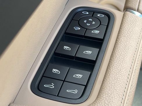 Used 2023 Porsche Cayenne AWD/4WD image 31