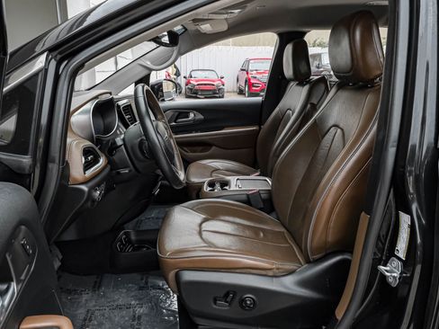 Used 2018 Chrysler Pacifica Limited image 3