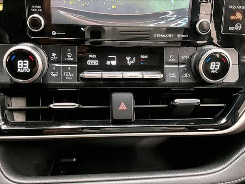 Used 2021 Toyota Highlander LE image 33