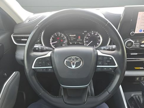 Used 2023 Toyota Highlander XLE FWD image 14