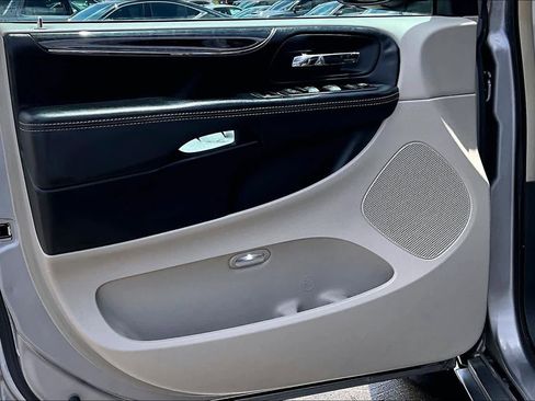 Used 2016 Chrysler Town & Country Touring FWD image 19