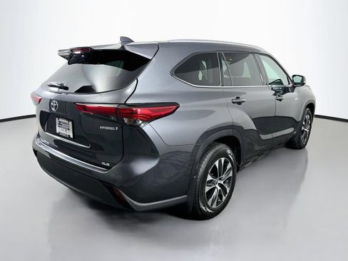 Used 2021 Toyota Highlander XLE AWD/4WD image 7