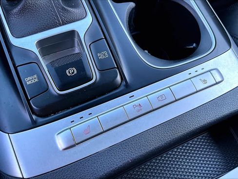 Used 2024 Kia Carnival LX image 32